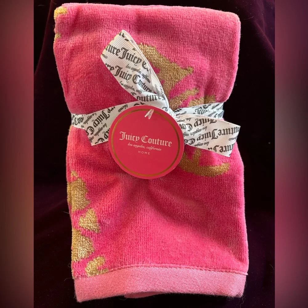 JUICY COUTURE Hot Pink & Gold Hand Towel Set. Iconic Gold Leopard Hearts Design